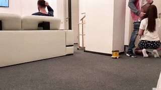 The delivery guy came and the wife got his dick in her mouth