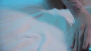 A girl came to show her sexy body and masturbate with a Hitachi wand
