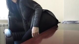 Mini Diva's office masturbation is too risky