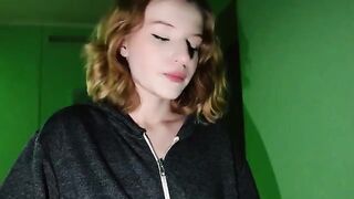 A girl is fucking with her boyfriend at the entrance while her parents are at home
