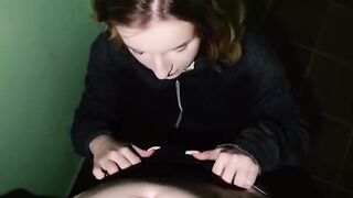 A girl is fucking with her boyfriend at the entrance while her parents are at home