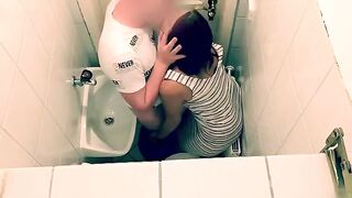 Tinder date ends with a wild twist in the restaurant toilet