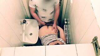 Tinder date ends with a wild twist in the restaurant toilet
