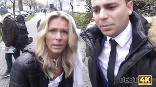 The collector has sex with a blonde in front of her husband
