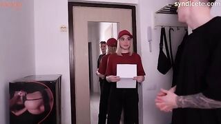 A sexy girl became a delivery person for random strangers