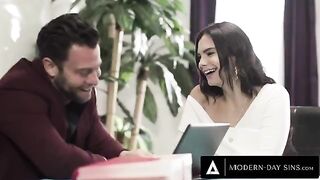 Violet Starr cheats on her husband with a passionate client