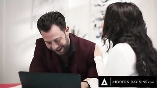Violet Starr cheats on her husband with a passionate client