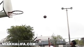 Můj přítel mi nedovolí mít trojku, takže jsem se s dvěma černochy spílal