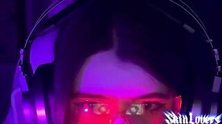 A gamer girl was fucked hard and reached orgasm in the first person close-up