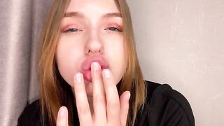 A girl with a juicy ass masturbates at home alone