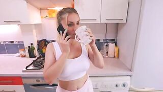 The wife chatted with her lover on the phone at home, not hiding anything
