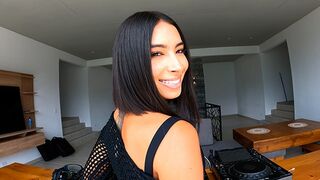 The girl seduced a DJ and he gave her an exclusive class