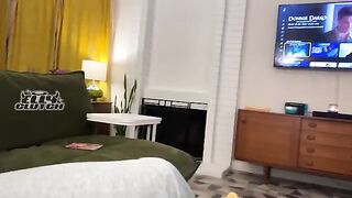 A date with a girl I met on Tinder turned into a threesome with her roommate