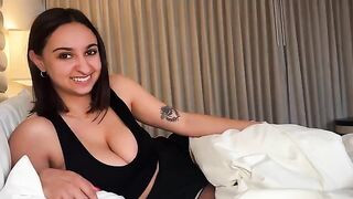 A hot girl came to the hotel, thinking it was her work place
