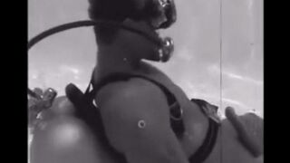 The diver made a blowjob to an underwater aqua-linguist