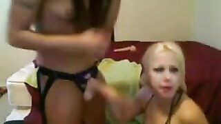 A virtual meeting for a blonde with big tits, exploring new sensations in chat