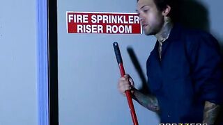 A hot chick called a cleaner to her house, and things got steamy