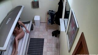 Nude client caught on camera in a Czech solarium incident