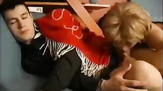 A mother woke up her sleepy son with a blowjob