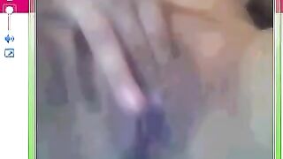 Girl spread her legs to show a huge pussy in the chat