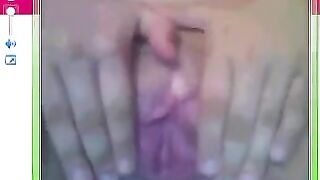 Girl spread her legs to show a huge pussy in the chat