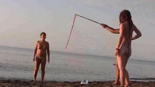 A naked beauty played on the beach with a beautiful body