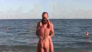 Nude gymnastics on the beach, a real spectacle!