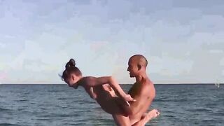 Nude gymnastics on the beach, a real spectacle!