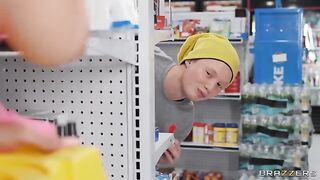A bodega bro achieves the impossible with some deepthroat action