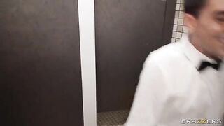 A round and juicy ass served to the waiter in toilet