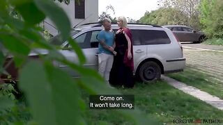 Blonde mature lady got banged in a car unexpectedly