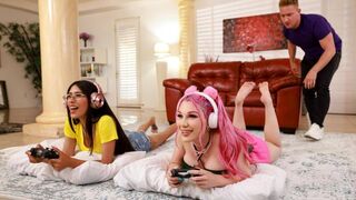 The girl does not know which hole to use in the roleplay