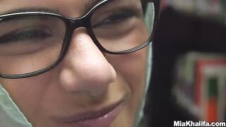 The sexy Mia Khalifa masturbating in the library (poreo)