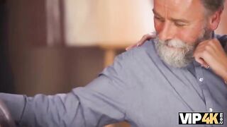 A girl couldn't stand it, so she had to have sex with her old man