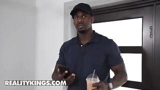 Valentina Jewels tries to seduce the delivery guy with sexy clothes
