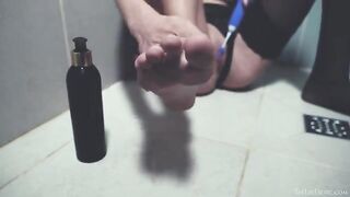 In the shower, a beauty plays with sex toys and indulges in solo pleasure