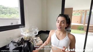 That ass is made for hard fucking! - Bailando con movimientos de culo