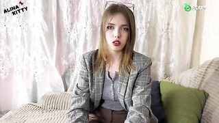 The psychologist made the girl cum by stimulating her pussy with his finger
