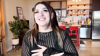 A stepsister tries to pass an important exam with the help of her stepbrother