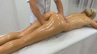The masseur couldn’t withstand and acted on his desires with an exceptional client